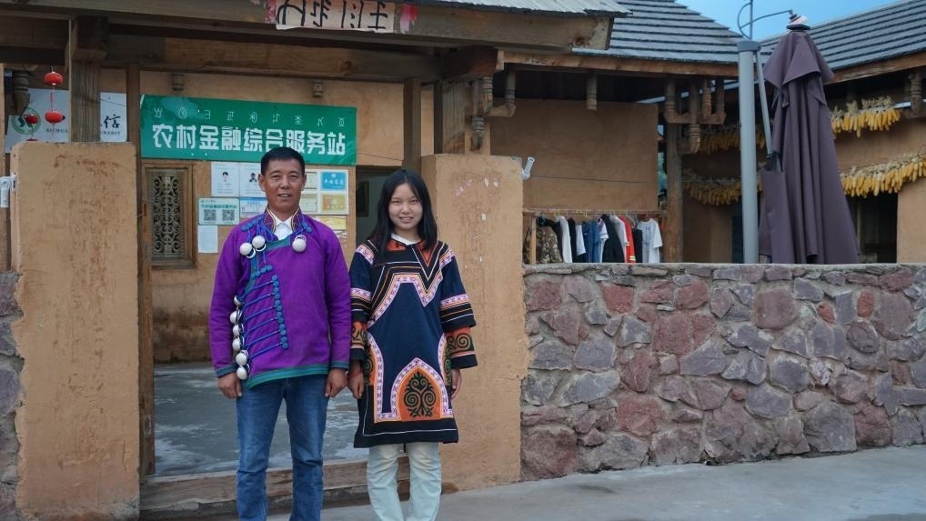 吉好有果和父親吉好也求在三河村新家合影。新華社記者 尹恒 攝