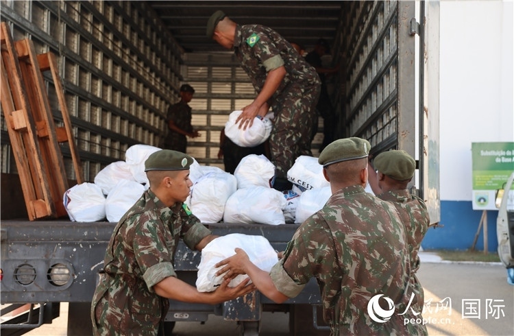 里約加利昂空軍基地，軍人在將捐贈物資裝車。人民網(wǎng)記者 時元皓攝