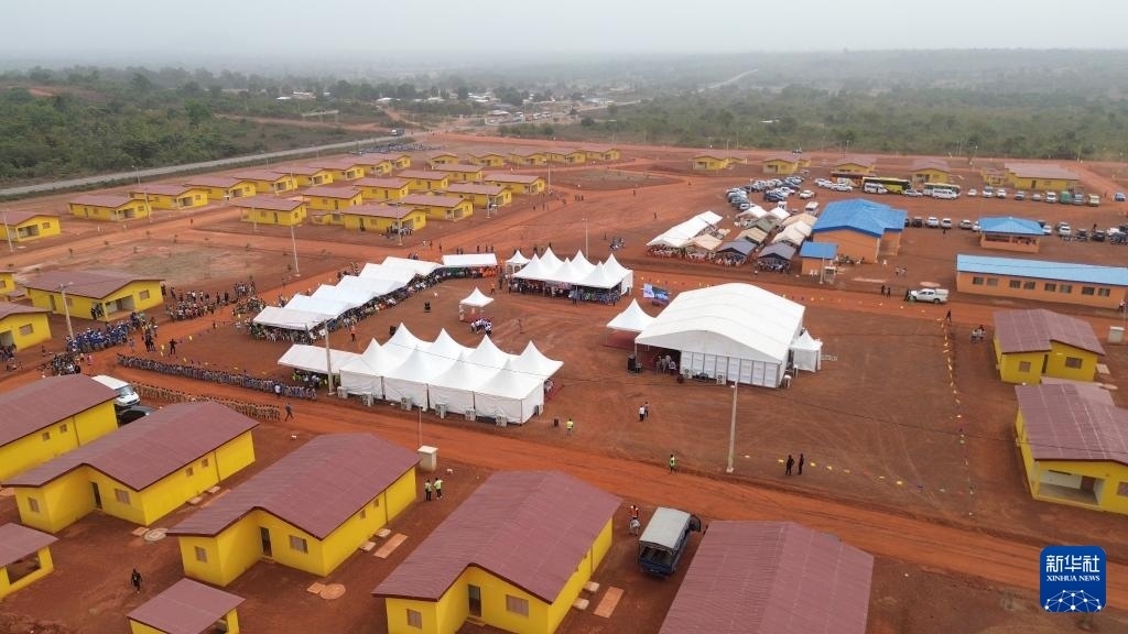 這是2023年12月16日在科特迪瓦北部城鎮(zhèn)費爾凱塞杜古以北拍攝的旱港移民新村（無人機照片）。新華社發(fā)（中成股份科特迪瓦分公司供圖）
