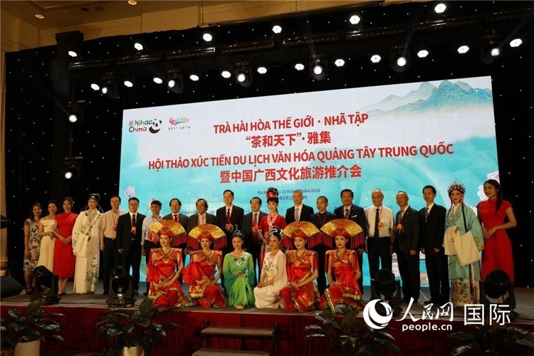 中越兩國(guó)嘉賓合影留念。人民網(wǎng)記者楊曄攝