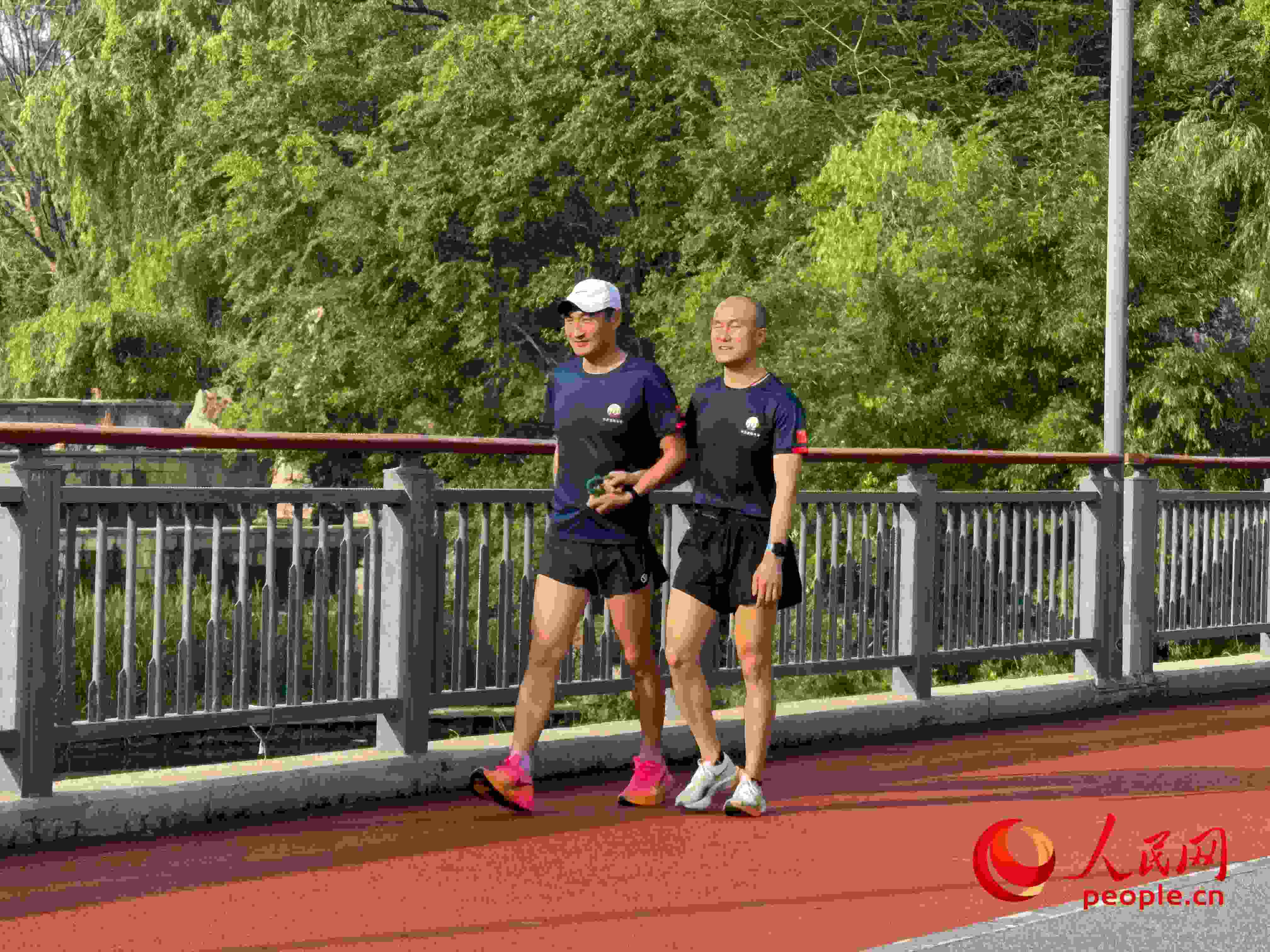 李玉寶和何亞君跑步后進行調整。人民網(wǎng) 周靜圓攝