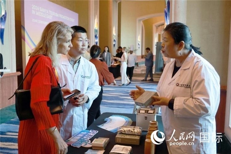 三亞市中醫(yī)院代表向來賓介紹中醫(yī)。人民網(wǎng)記者管克江攝