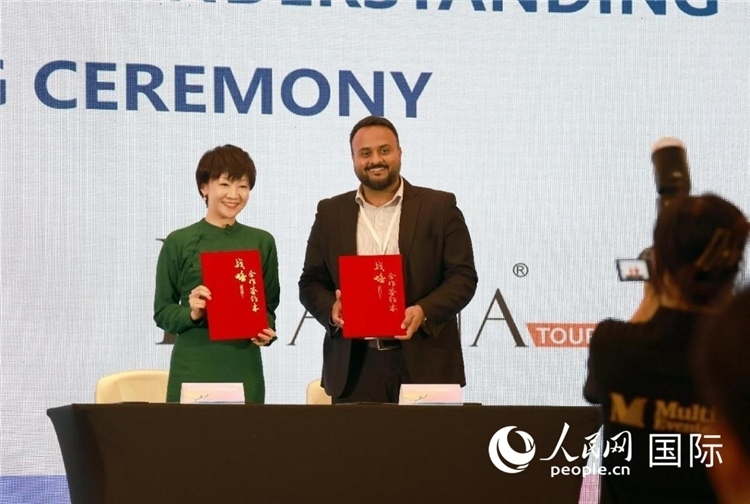 三亞與迪拜當?shù)芈眯猩绾炇鸷献鲄f(xié)議。人民網(wǎng)記者管克江攝