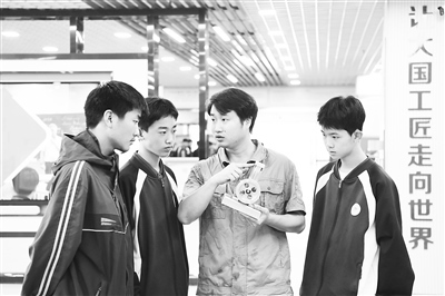 職業(yè)院校教師為數(shù)控技術(shù)應(yīng)用專業(yè)學(xué)生授課。 新華社記者 王全超攝