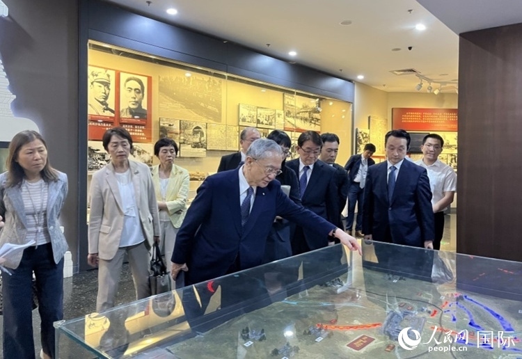 創(chuàng)價(jià)學(xué)會(huì)會(huì)長原田稔（中）與青年代表團(tuán)成員訪問中國人民抗日戰(zhàn)爭紀(jì)念館。人民網(wǎng)記者 陳思攝