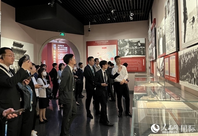 創(chuàng)價(jià)學(xué)會(huì)青年代表團(tuán)成員在中國人民抗日戰(zhàn)爭紀(jì)念館參觀。人民網(wǎng)記者 陳思攝