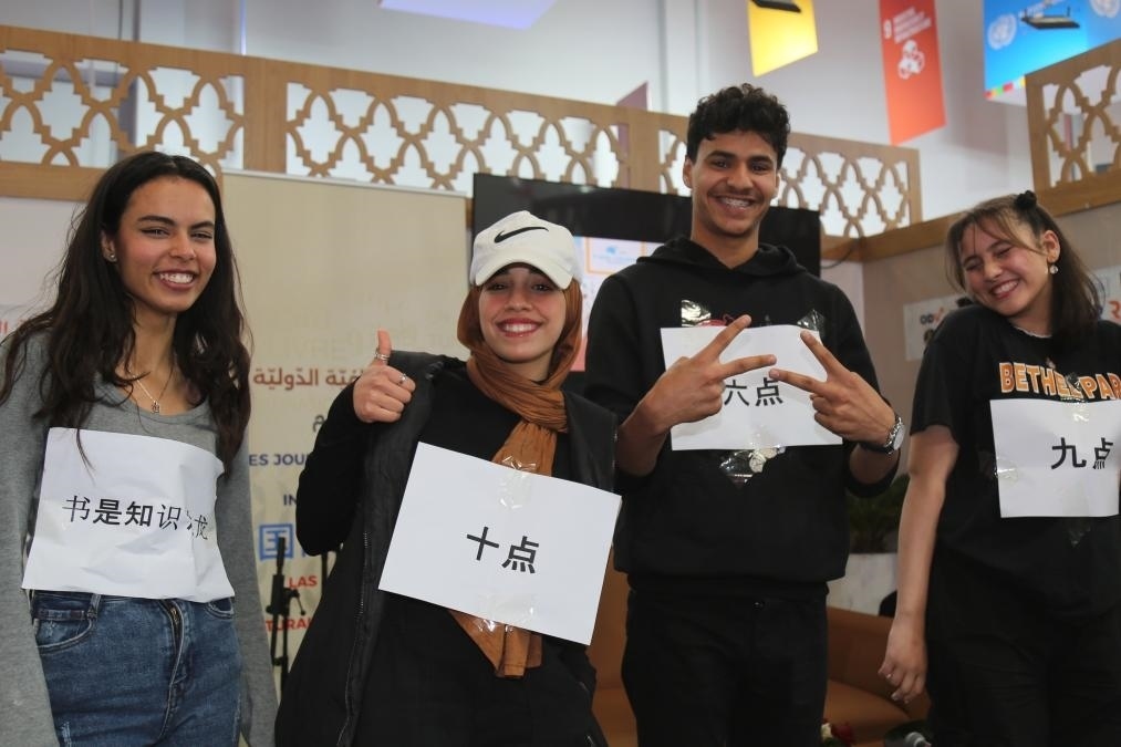 2024年4月24日，突尼斯高中生在首都突尼斯市舉辦的突尼斯國際書展上表演漢語節(jié)目。新華社發(fā)（阿代爾攝）