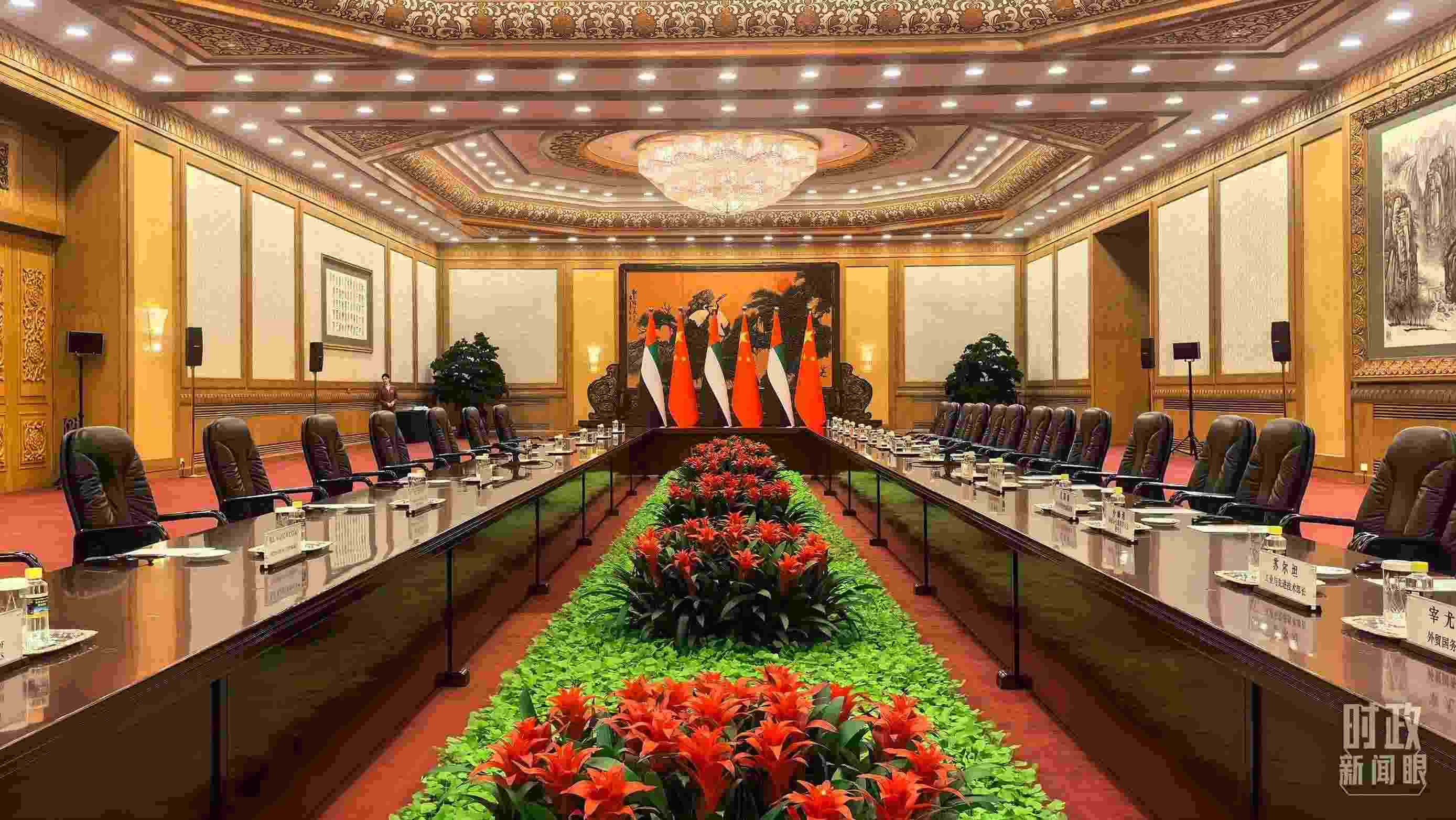 △5月30日下午，習近平主席同阿聯(lián)酋總統(tǒng)穆罕默德會談。這是會談開始前的現(xiàn)場。（總臺央視記者鄂介甫拍攝）