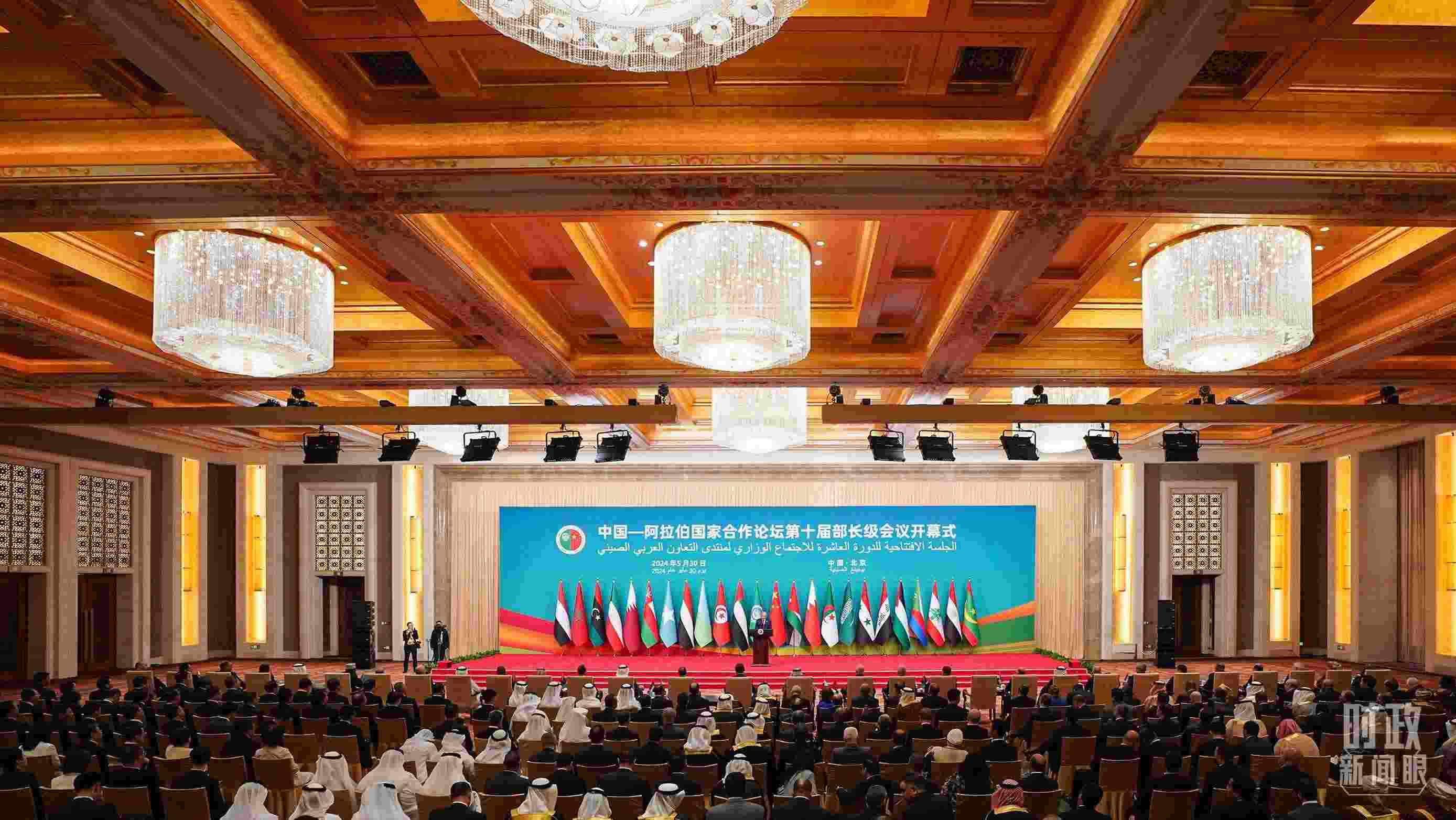 △5月30日開幕式現(xiàn)場，阿盟秘書長蓋特在致辭。（總臺國廣記者李晉拍攝）