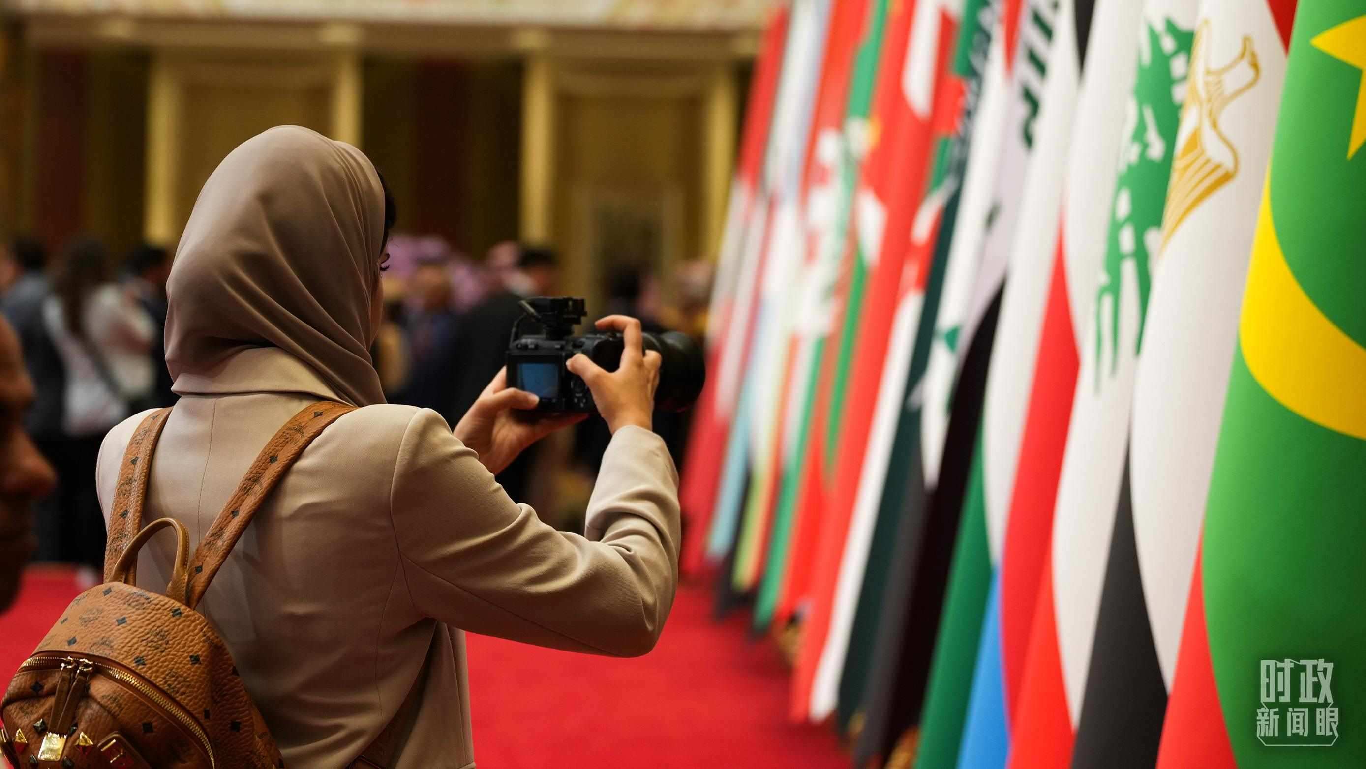 △外國媒體拍攝現(xiàn)場旗陣。（總臺國廣記者李晉拍攝）