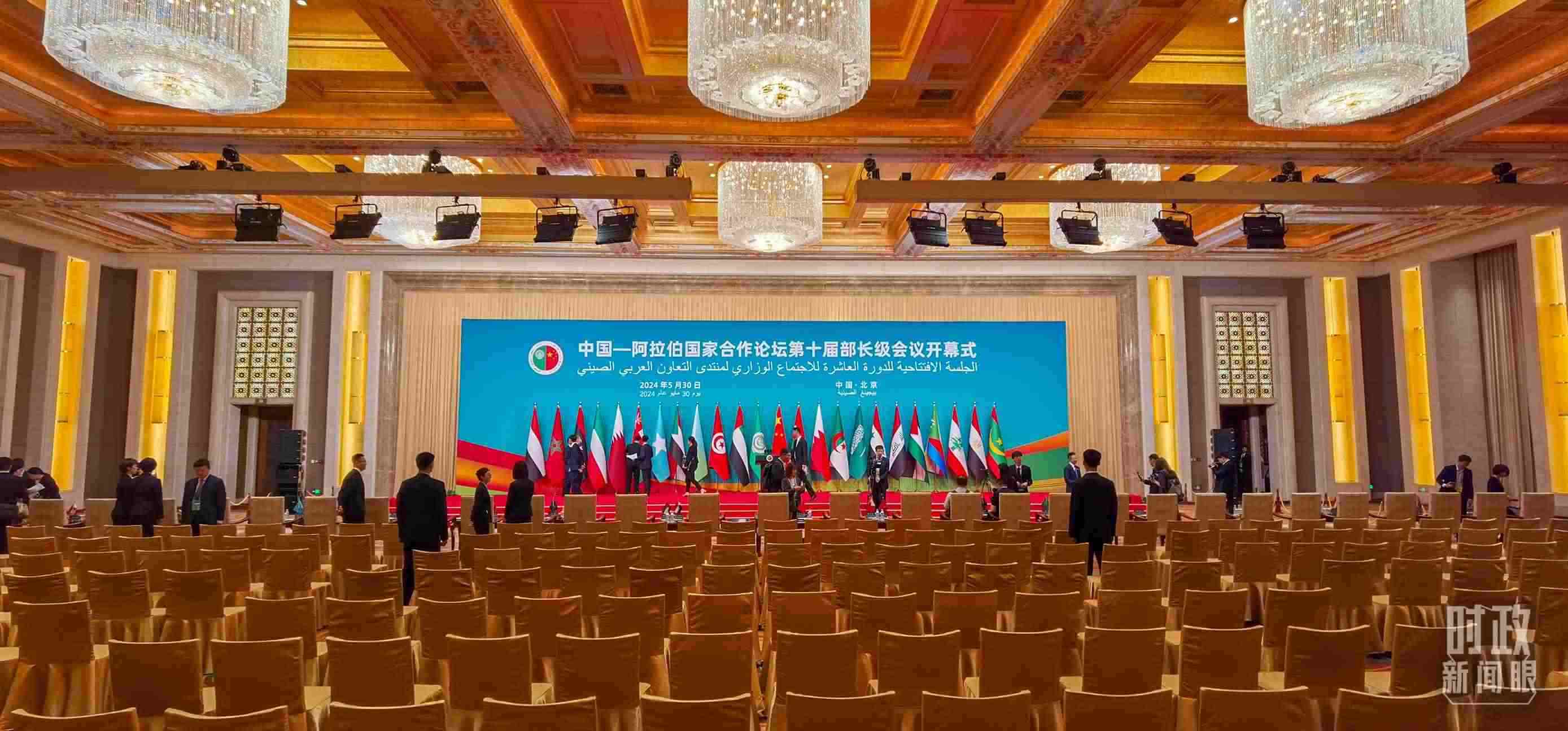 △會議開始前，現(xiàn)場正在進行各項準備工作。（總臺央視記者郭鴻拍攝）