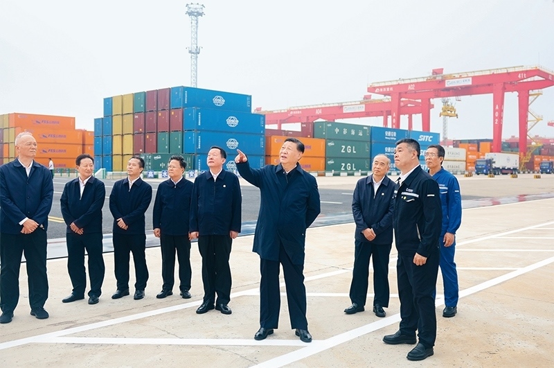 2024年5月22日至24日，中共中央總書記、國家主席、中央軍委主席習(xí)近平在山東考察。這是22日下午，習(xí)近平在日照港察看全自動化集裝箱碼頭作業(yè)場景。 新華社記者 鞠鵬/攝