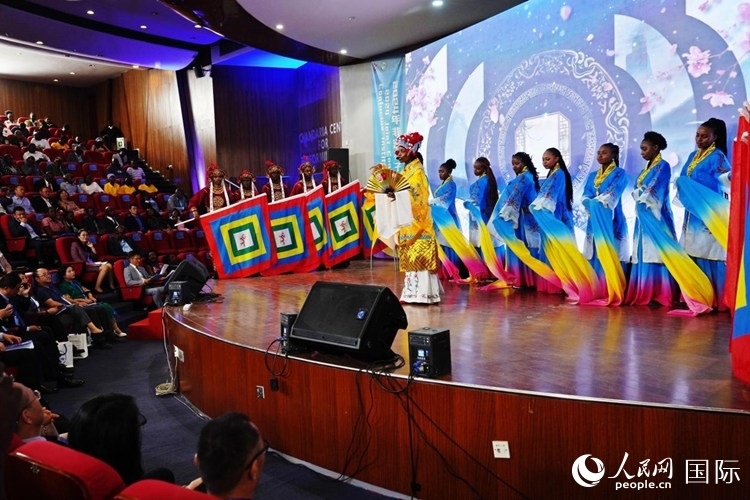 開幕式前，內羅畢大學孔子學院學生進行文藝表演。人民網記者 黃煒鑫攝