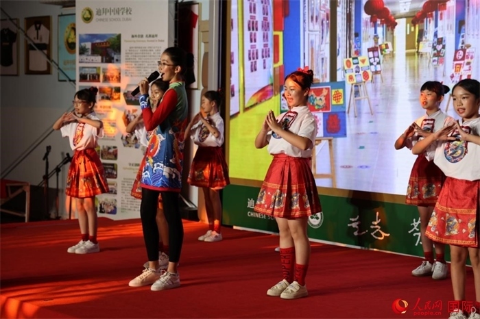 活動(dòng)上，孩子們表演原創(chuàng)歌舞節(jié)目。人民網(wǎng)記者 張志文攝