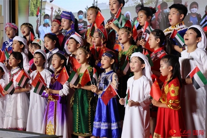 活動(dòng)上，身著中阿傳統(tǒng)服飾的孩子們共唱歌曲，表達(dá)對(duì)美好未來(lái)的向往。人民網(wǎng)記者 張志文攝