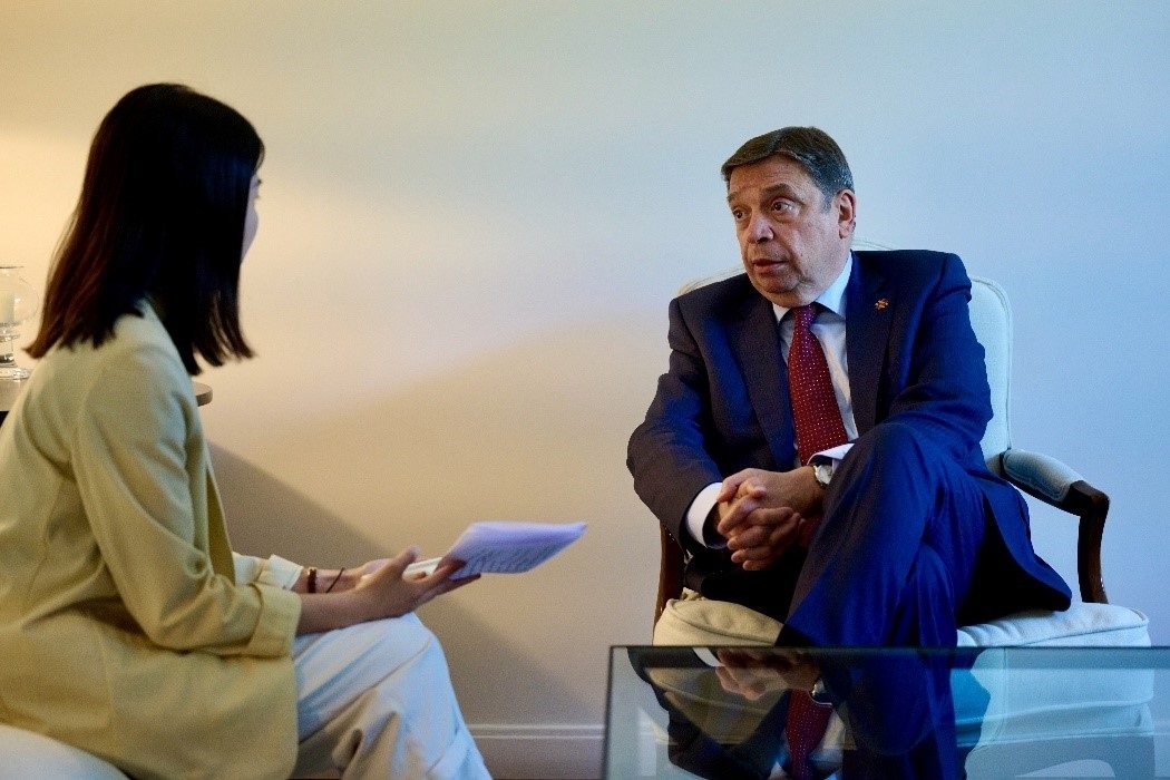 西班牙農(nóng)業(yè)、漁業(yè)和食品大臣普拉納斯接受人民網(wǎng)專訪。西班牙駐華大使館供圖