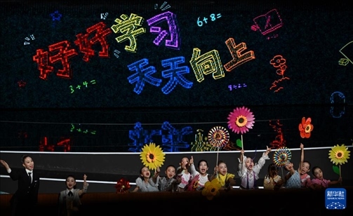 6月1日，演員在“我和祖國(guó)一起成長(zhǎng)”主題演出活動(dòng)中表演。新華社記者 金良快 攝