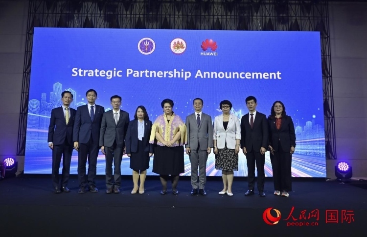 數(shù)字人才峰會(huì)現(xiàn)場(chǎng)。左五為泰國(guó)高等教育、科學(xué)、研究和創(chuàng)新部長(zhǎng)素巴瑪·伊沙拉帕迪，右三中國(guó)駐泰國(guó)大使館教育參贊許蘭，右四為華為泰國(guó)技術(shù)有限公司總經(jīng)理李雄偉。人民網(wǎng)記者 簡(jiǎn)承淵攝