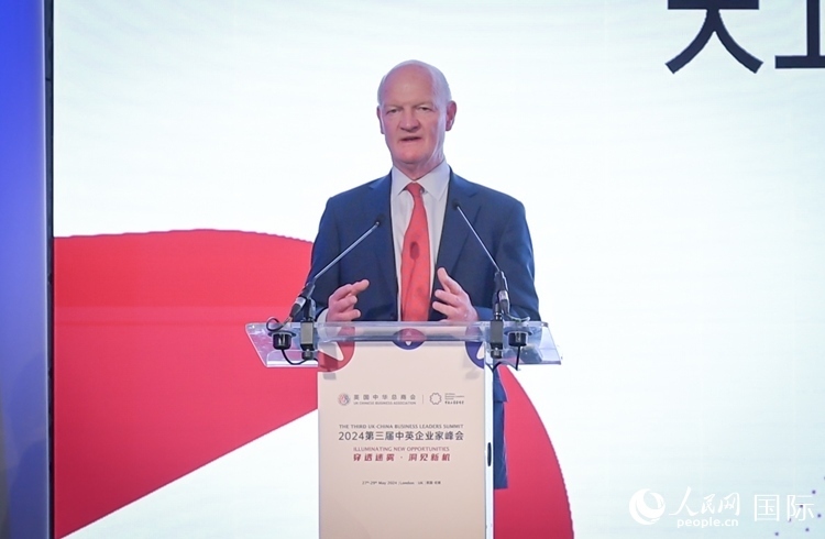 英國(guó)前負(fù)責(zé)大學(xué)與科研事務(wù)的國(guó)務(wù)大臣、英國(guó)皇家學(xué)會(huì)院士大衛(wèi)·威利茨致辭。人民網(wǎng) 郭錦標(biāo)攝