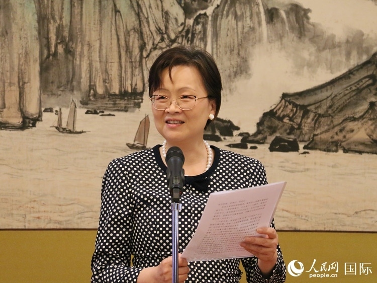 大使夫人丁玥致辭。人民網(wǎng) 許可攝