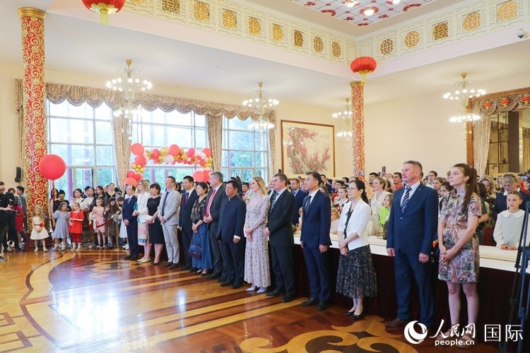 中國(guó)駐俄羅斯使館“六·一”兒童節(jié)大型招待會(huì)活動(dòng)現(xiàn)場(chǎng)。人民網(wǎng)記者 隋鑫攝