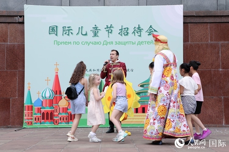 中俄兩國(guó)小朋友共同參與互動(dòng)游戲。人民網(wǎng)記者 隋鑫攝