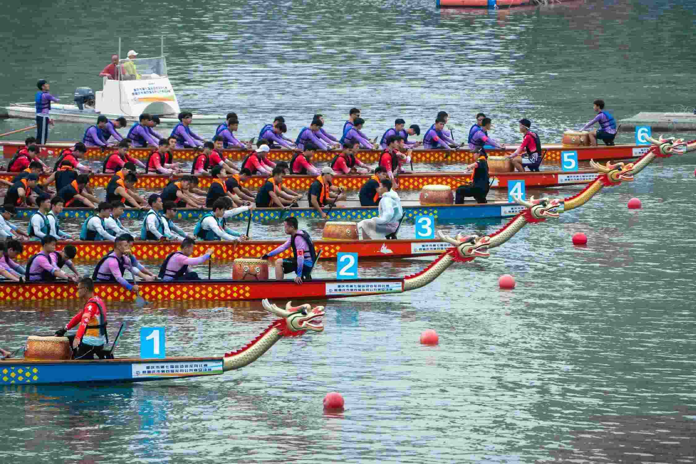 重慶：龍舟競(jìng)渡迎端午 （圖片來源：視覺中國(guó)）
