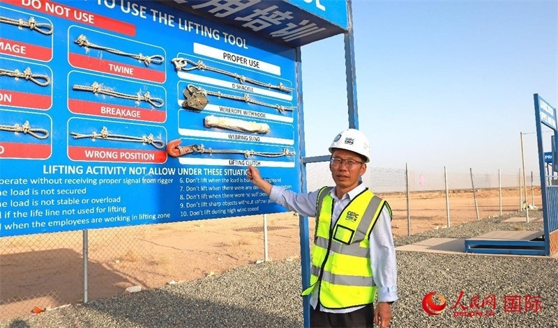 中國能建國際工程公司副總經(jīng)理兼阿爾舒巴赫電站項目經(jīng)理熊高峽展示安全培訓(xùn)中心設(shè)施。人民網(wǎng)記者 管克江攝