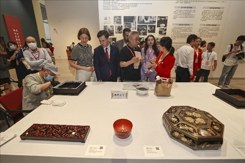 2023年5月28日，北京，推光漆器匠人為駐華使節(jié)展示技藝。