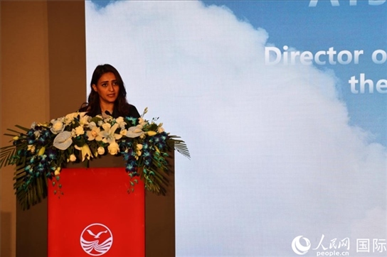 阿聯(lián)酋經(jīng)濟(jì)部旅游司司長(zhǎng)艾莎·阿菲菲致辭。人民網(wǎng)記者張志文攝