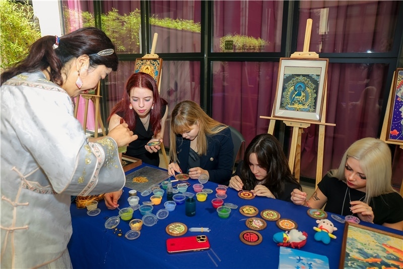 西班牙嘉賓參觀青海傳統(tǒng)手工技藝展示。主辦方供圖