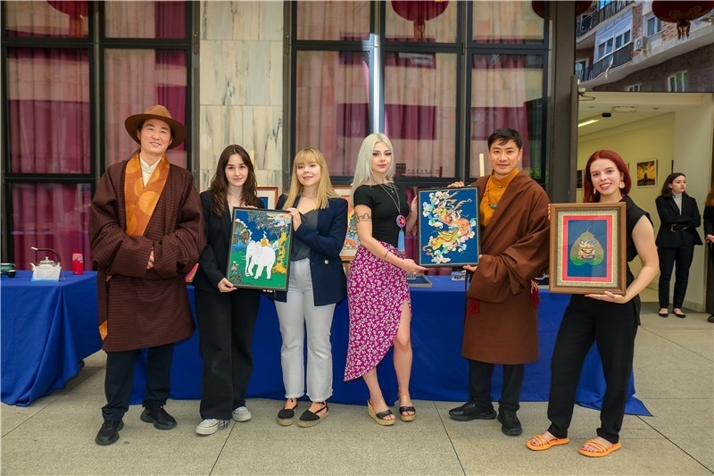 西班牙嘉賓參觀青海傳統(tǒng)手工技藝展示。主辦方供圖