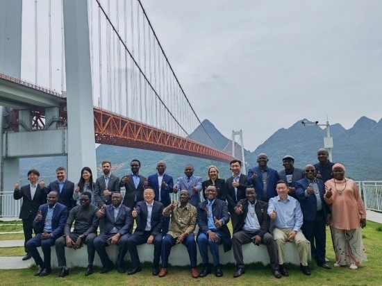 使節(jié)團(tuán)與壩陵河大橋合影。新華社記者 吳思 攝