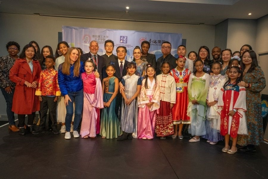 中南嘉賓與選手們合影。