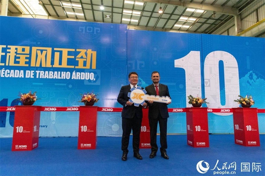 儀式上，徐工巴西制造總經(jīng)理李寒光將第23456臺(tái)產(chǎn)品鑰匙交付給客戶巴西Simak公司首席執(zhí)行官安德森·阿布魯手中。 人民日?qǐng)?bào)社拉美中心分社 威廉·科埃略·維亞納攝