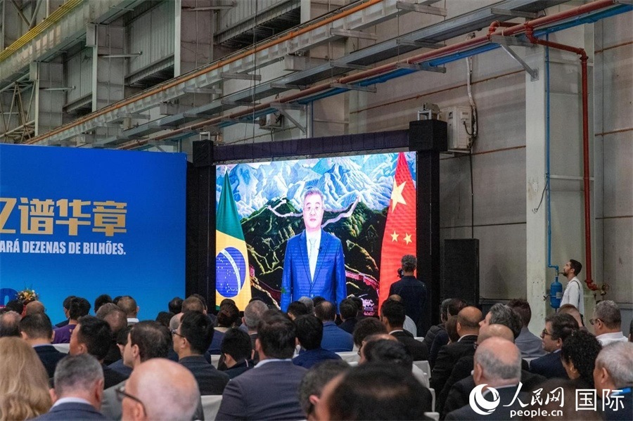 中國(guó)駐巴西大使祝青橋在視頻致辭中表示，徐工在巴西的發(fā)展，是眾多中國(guó)企業(yè)在習(xí)近平主席提出的共建“一帶一路”倡議推動(dòng)下，將中國(guó)的技術(shù)和產(chǎn)業(yè)發(fā)展成果帶往世界，促進(jìn)各國(guó)發(fā)展的縮影。 人民日?qǐng)?bào)社拉美中心分社 威廉·科埃略·維亞納攝