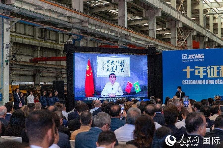徐工集團(tuán)、徐工機(jī)械董事長(zhǎng)楊東升在視頻致辭中表示，徐工作為中國(guó)工程機(jī)械的排頭兵，堅(jiān)定不移實(shí)施國(guó)際化主戰(zhàn)略，投資運(yùn)營(yíng)的徐工巴西制造基地成為見(jiàn)證中巴友誼的標(biāo)桿示范。 人民日?qǐng)?bào)社拉美中心分社 威廉·科埃略·維亞納攝