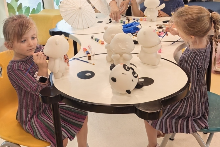 卡塔爾當(dāng)?shù)貎和瘏⑴c彩繪熊貓活動(dòng)。四川省文旅廳供圖