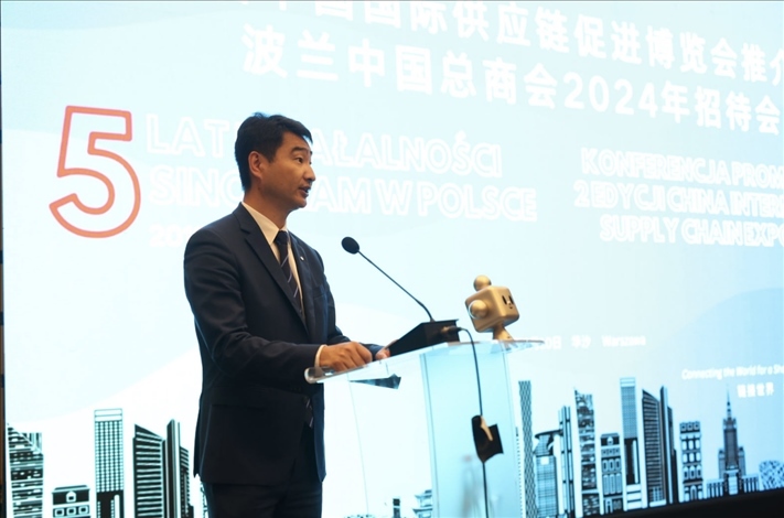 波蘭中國(guó)總商會(huì)會(huì)長(zhǎng)胡新元致辭。
