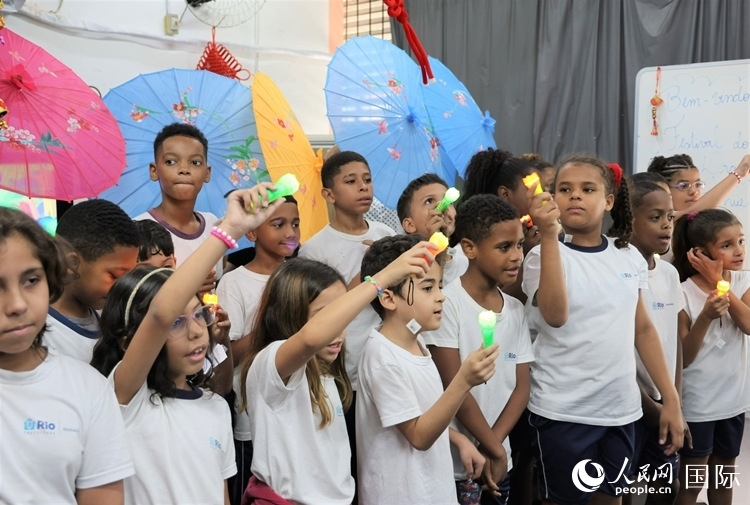 端午節(jié)活動在里約薩繆爾·韋納公立學校舉辦，該校師生合唱中文歌曲。 人民網(wǎng)記者 時元皓攝