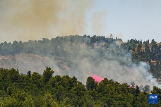 6月12日，以色列北部加利利地區(qū)遭受火箭彈襲擊后冒出滾滾濃煙。新華社發(fā)（阿亞爾·馬戈林攝/基尼圖片社）