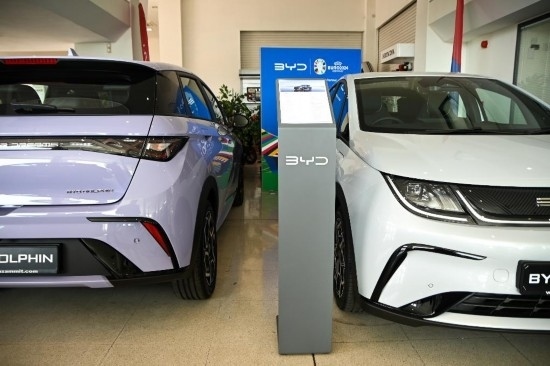 這是5月29日在馬耳他比爾基卡拉拍攝的展示廳里的比亞迪純電動(dòng)汽車(chē)。新華社發(fā)（喬納森·博格 攝）