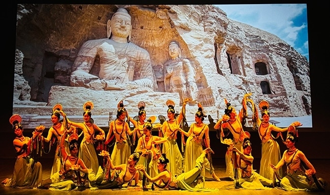 展演現(xiàn)場(chǎng)，同學(xué)們?cè)诒硌莨?jié)目《云岡飛天印象》。校方供圖