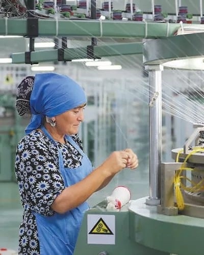 在針織毛坯車間，當(dāng)?shù)毓と苏诮泳€。胡澤曦攝