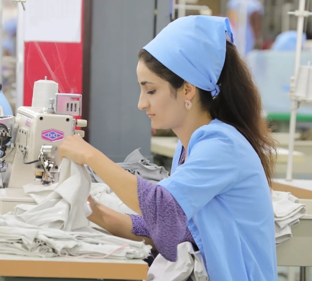 當(dāng)?shù)毓と苏谶M行成衣縫紉。胡澤曦攝