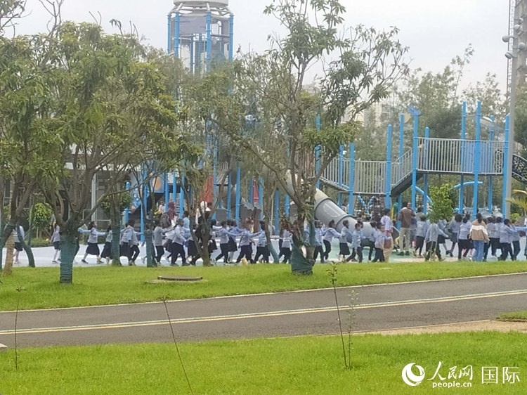 當?shù)貎和诠珗@做游戲。人民網(wǎng)記者 黃培昭攝