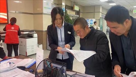 成都市溫江區(qū)市場監(jiān)管局為群眾提供“個(gè)轉(zhuǎn)企”登記幫辦服務(wù)。成都市市場監(jiān)管局供圖