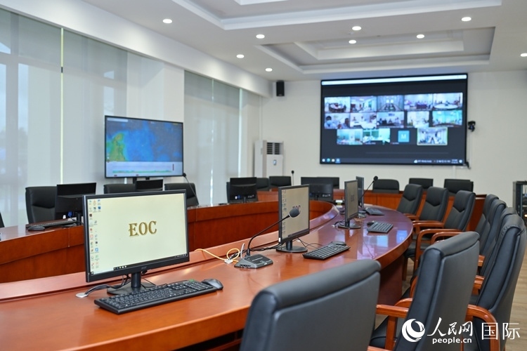 援緬甸國家疾控中心應(yīng)急指揮中心內(nèi)。人民網(wǎng)記者 謝佳君攝