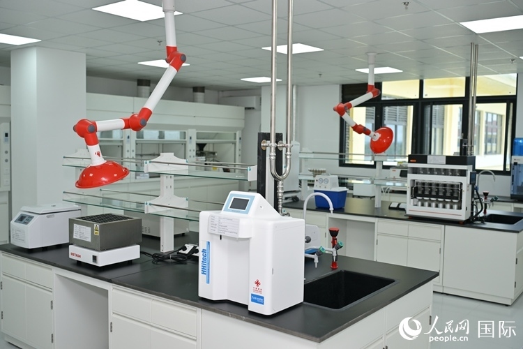 援緬甸國家疾控中心實(shí)驗(yàn)室內(nèi)。人民網(wǎng)記者 謝佳君攝