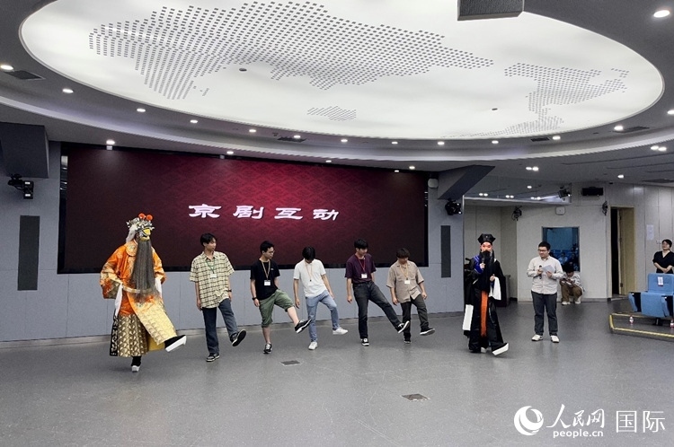 日本大學(xué)生代表團(tuán)學(xué)習(xí)京劇臺步。人民網(wǎng)記者 陳思攝